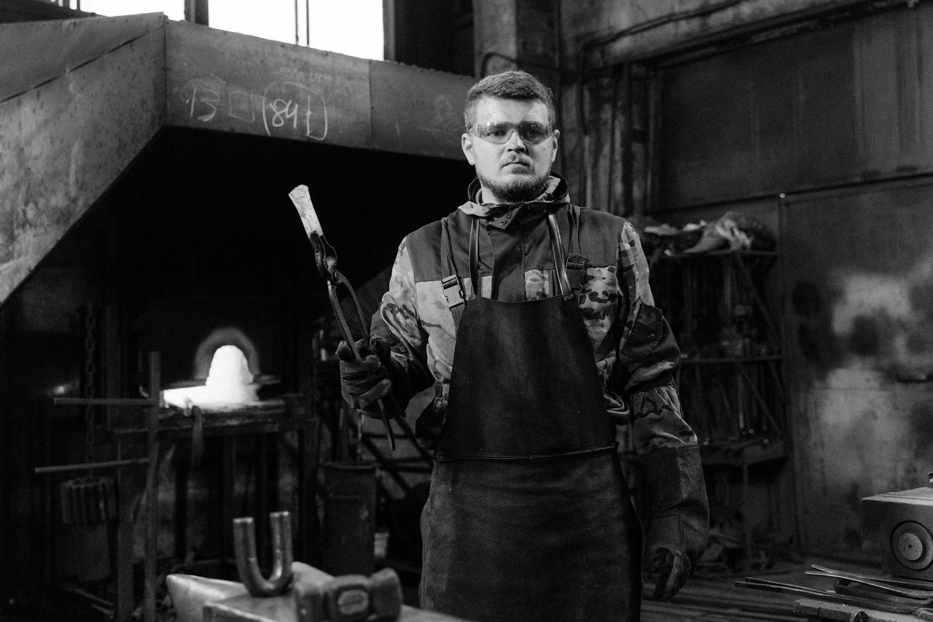 Schlosser von Schlosserei Stark bei der Metallarbeit in der Werkstatt