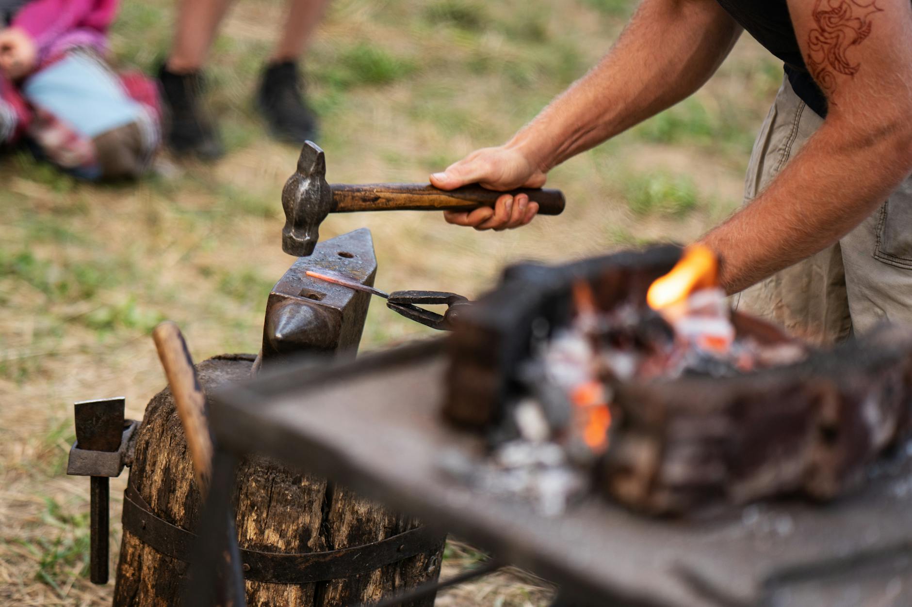Schmied bei der handwerklichen Metallarbeit am Amboss